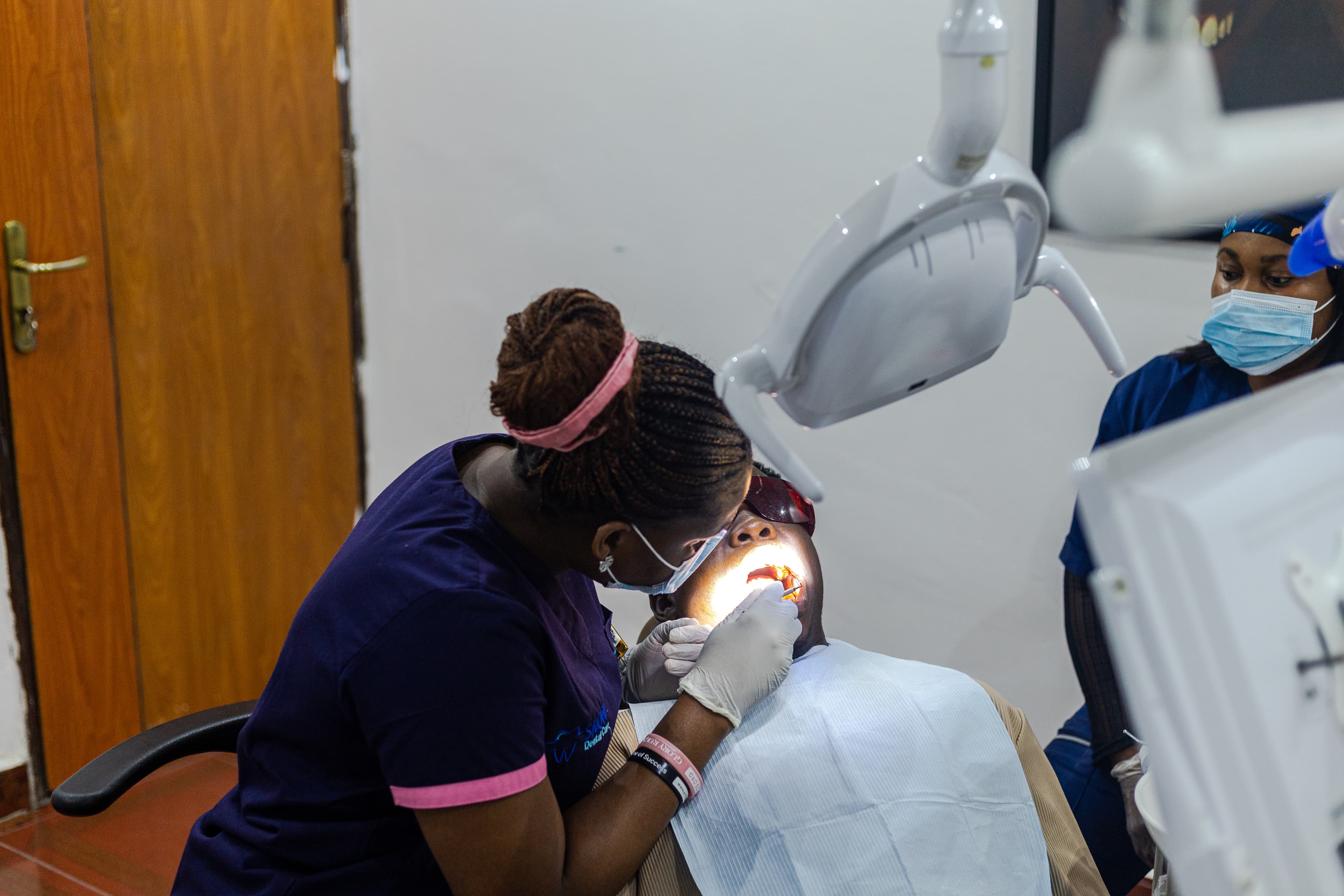 Before and after smile transformation, Total Arch Cosmetic Makeover Case 2